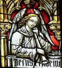 Glasfenster mit einem Engel auf der rechten Seite