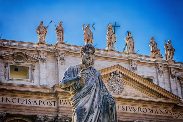 Apostel Petrus vor den Statuen der Heiligen mit Christus