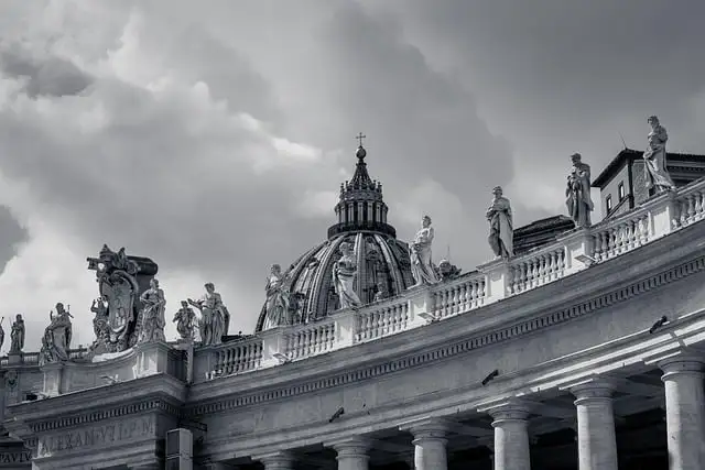 Sichtbare und unsichtbare Kirche: Die Sichtbarkeit der Kirche - Oberer Teil der Peterskirche mit den Aposteln