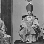 Papst Pius XII. in seinen päpstlichen Gewändern auf seinem Papststuhl