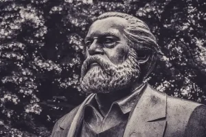 Historische Skizze des Sozialismus: Eine Statue von Karl Marx