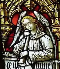 Glasfenster mit einem Engel auf der linken Seite