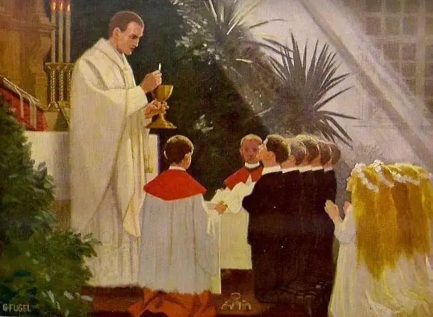 Vorurteile gegen Messe und Kommunion: Der Priester zeigt die konsekrierte Hostie